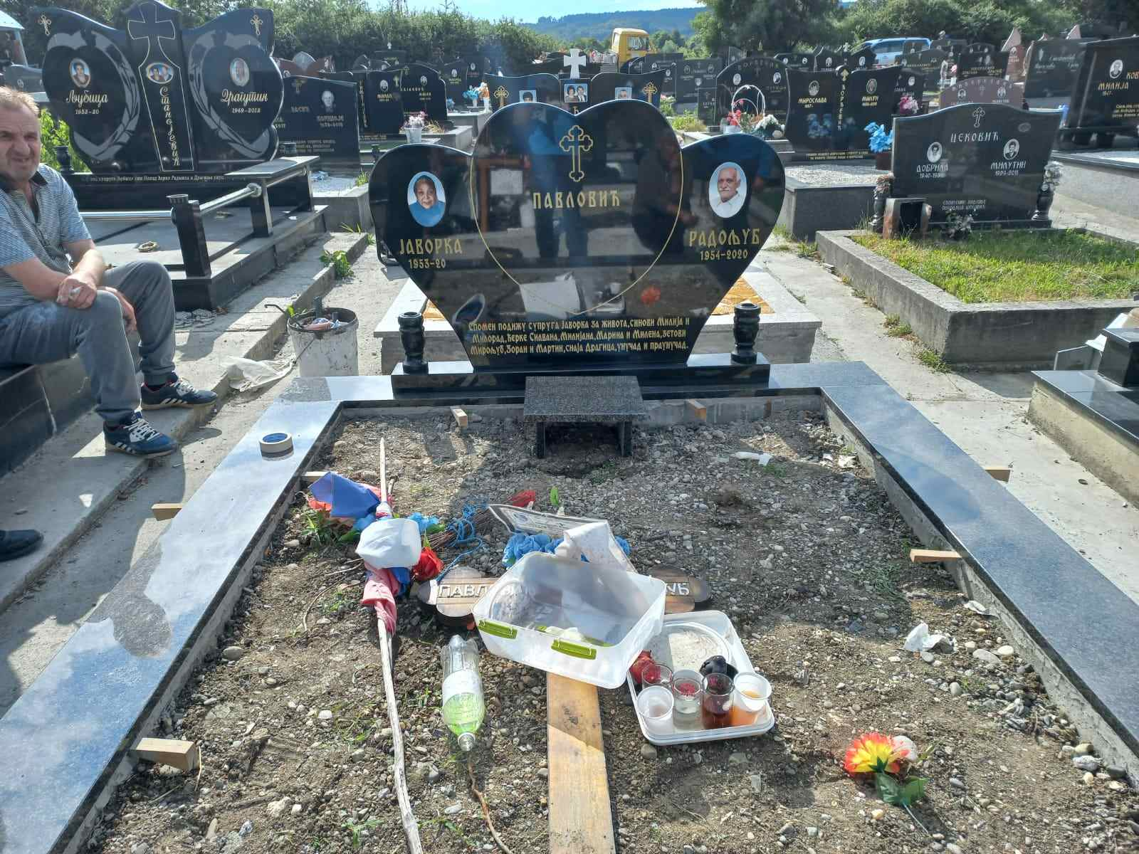 Spomenici — srce — rad 13